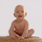 Baby auf Sitzmöbel Studio Baby und Kinderfotografie