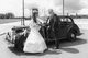 Altes Auto und Hochzeitspaar